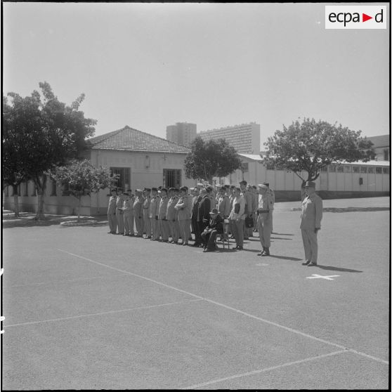 Hussein Dey. Cérémonie pour la remise de décorations au 1er Génie. Le général Leroux et les autorités militaires assistent au défilé.