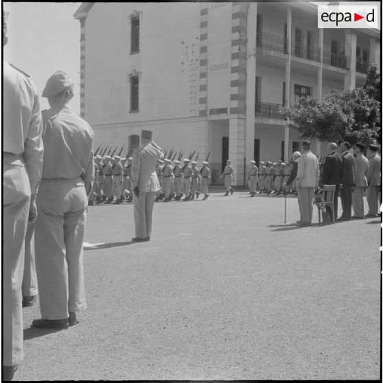 Hussein Dey. Cérémonie pour la remise de décorations au 1er Génie. Le général Leroux et les autorités militaires assistent au défilé.