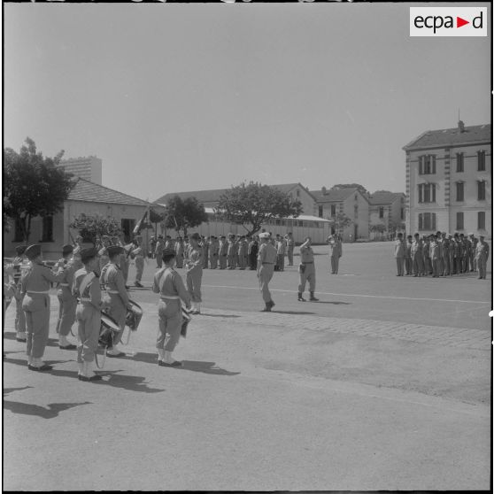 Hussein Dey. Cérémonie pour la remise de décorations au 1er Génie. Défilé.
