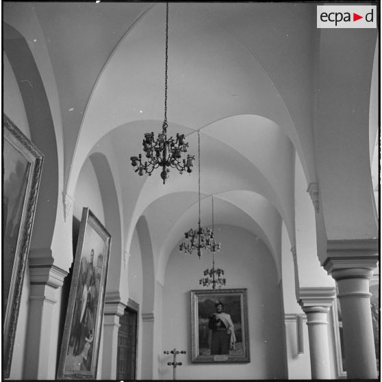 Alger. Mess [cantine] du square Bresson. Tableaux représentant des personnalités.