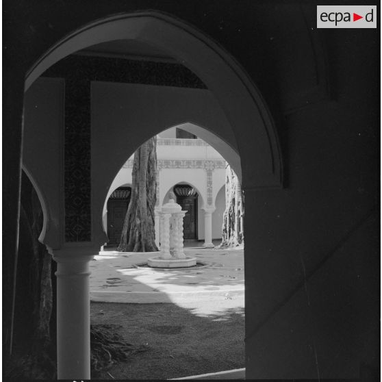 Alger. Mess [cantine] du square Bresson. Fontaine et arbres dans la cour intérieure.