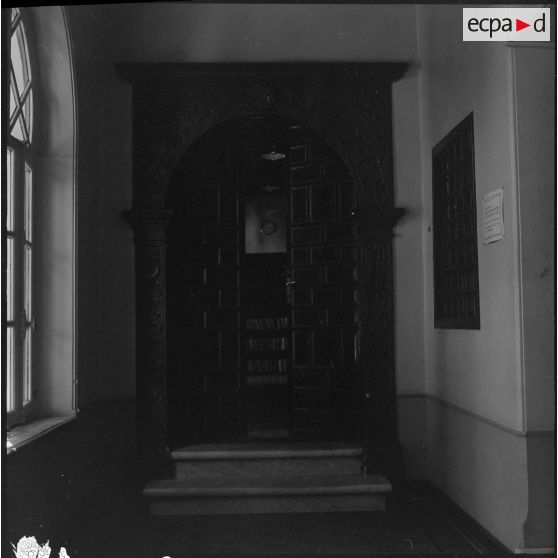 Alger. Mess [cantine] du square Bresson. Porte d'entrée vers une pièce.