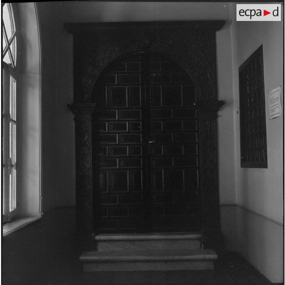 Alger. Mess [cantine] du square Bresson. Porte d'entrée vers une pièce.