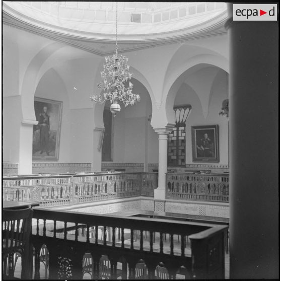 Alger. Mess [cantine] du square Bresson. Tableaux représentant des personnalités.