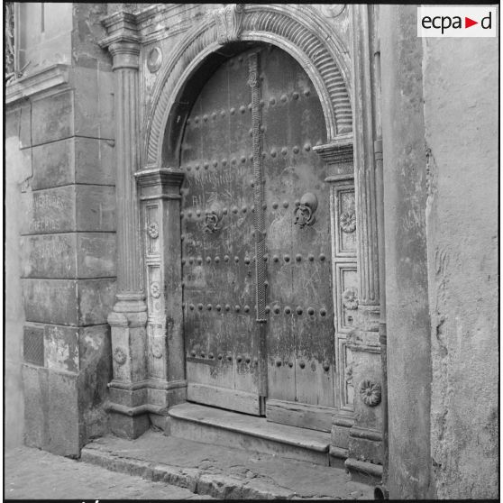 Alger. Mess [cantine] du square Bresson. Porte d'entrée.