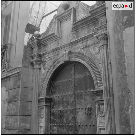 Alger. Mess [cantine] du square Bresson. Détail de la porte d'entrée.