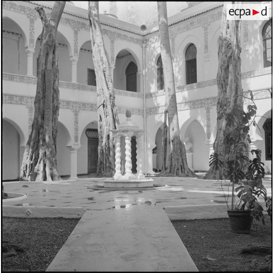 Alger. Mess [cantine] du square Bresson. Fontaine et arbres dans la cour intérieure.