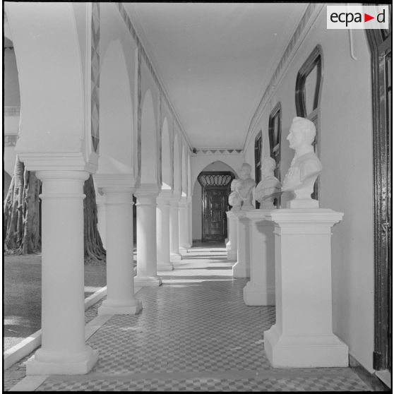 Alger. Mess [cantine] du square Bresson. Des bustes de personnalités.