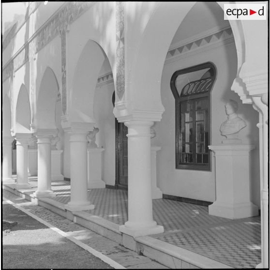 Alger. Mess [cantine] du square Bresson. Des bustes de personnalités.