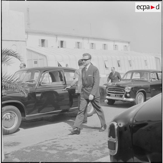 Alger. Personnalités civiles sortant d'une réunion au quartier général.