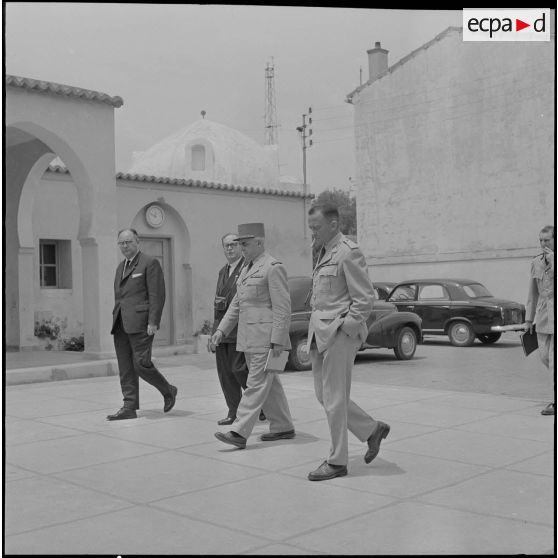 Alger. Personnalités civiles et militaires sortant d'une réunion au quartier général.