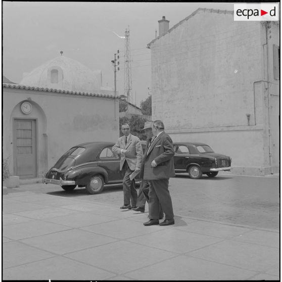 Alger. Personnalités civiles et militaires sortant d'une réunion au quartier général.