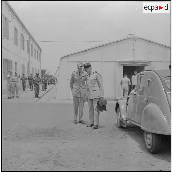 Alger. Personnalités militaires sortant d'une réunion au quartier général.
