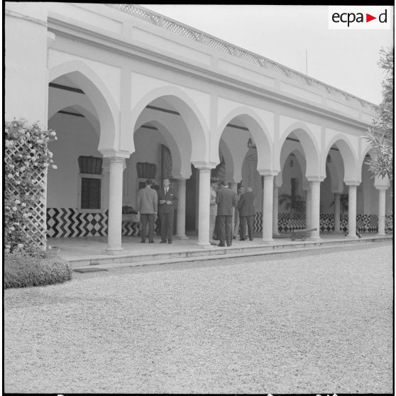 Alger. Personnalités civiles et militaires dans la cour intérieure du musée colonial militaire Franchet d'Espéray.