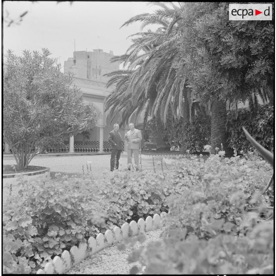 Alger. Personnalités civiles et militaires dans la cour intérieure du musée colonial militaire Franchet d'Espéray.