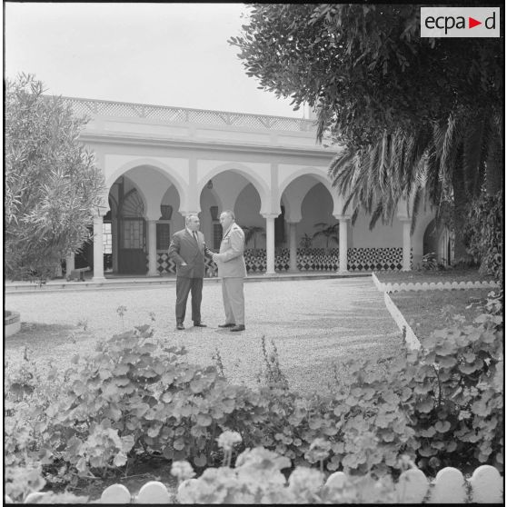 Alger. Personnalités civiles et militaires dans la cour intérieure du musée colonial militaire Franchet d'Espéray.