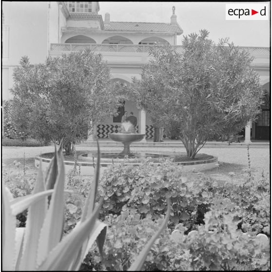 Alger. Personnalités civiles dans la cour intérieure du musée colonial militaire Franchet d'Espéray.