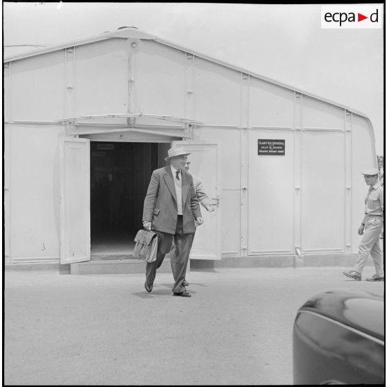 Alger. Personnalité civile sortant d'une réunion au quartier général.