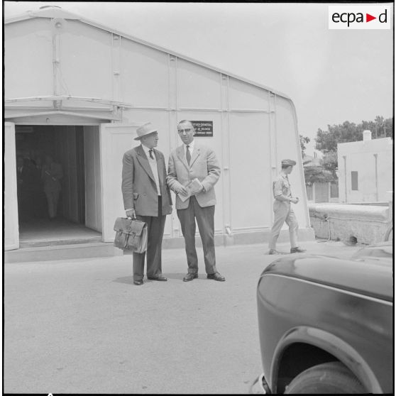 Alger. Personnalités civiles sortant d'une réunion au quartier général.