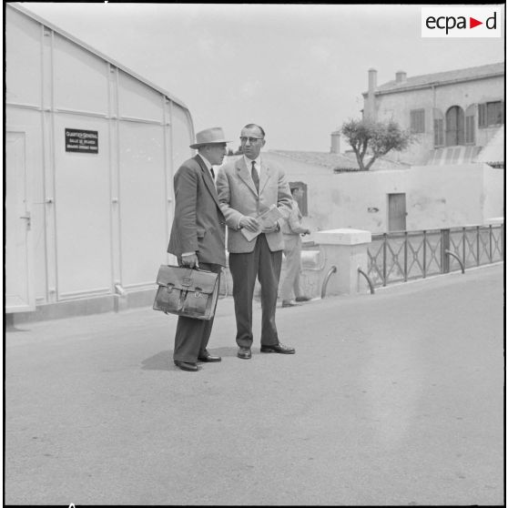 Alger. Personnalités civiles sortant d'une réunion au quartier général.