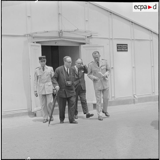 Alger. Personnalités civiles et militaires sortant d'une réunion au quartier général.