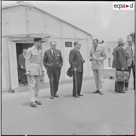 Alger. Personnalités civiles et militaires sortant d'une réunion au quartier général.
