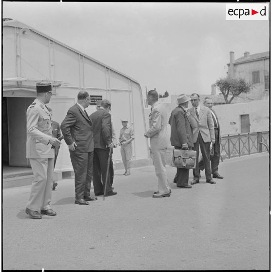 Alger. Personnalités civiles et militaires sortant d'une réunion au quartier général.