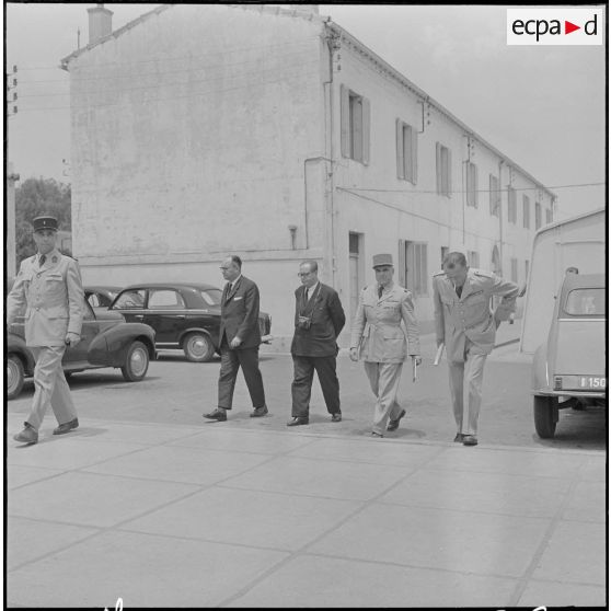 Alger. Personnalités civiles et militaires sortant d'une réunion au quartier général.