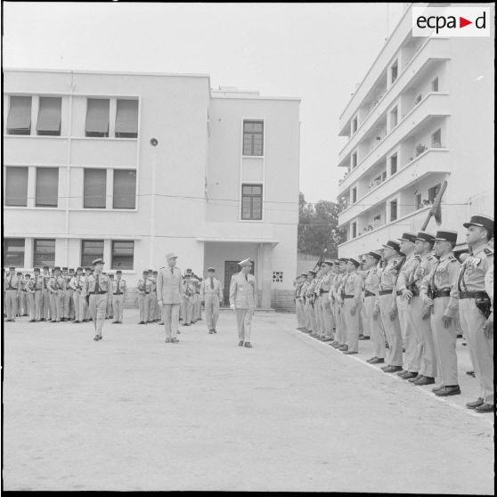 Alger. Caserne des Tagarins. Prise d'armes. Le général Fourquet et le général Cherras passent les troupes en revue.