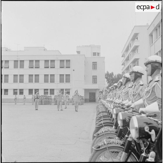 Alger. Caserne des Tagarins. Prise d'armes. Le général Fourquet et le général Cherras passent les troupes en revue.