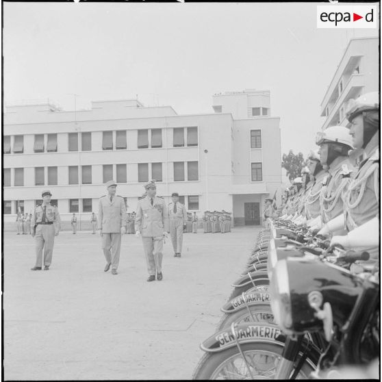Alger. Caserne des Tagarins. Prise d'armes. Le général Fourquet et le général Cherras passent les troupes en revue.