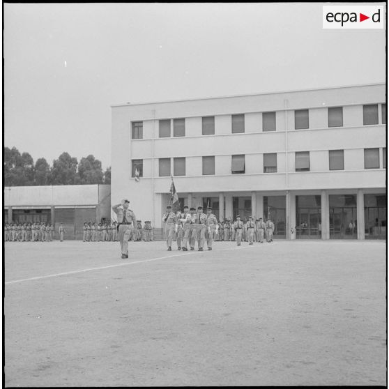 Alger. Caserne des Tagarins. Prise d'armes. Défilé.