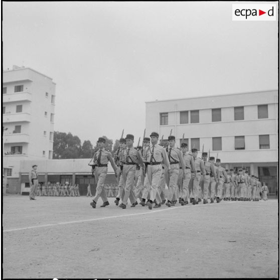 Alger. Caserne des Tagarins. Prise d'armes. Défilé.