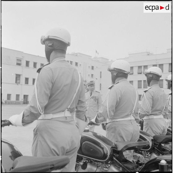 Alger. Caserne des Tagarins. Prise d'armes. Le général Fourquet passe les troupes en revue.
