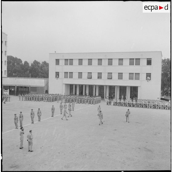 Alger. Caserne des Tagarins. Prise d'armes.