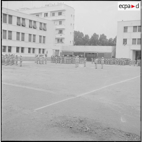 Alger. Caserne des Tagarins. Prise d'armes.