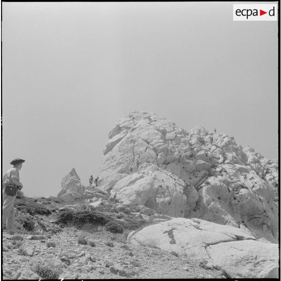 Boussouail (Kabylie). Réunion des commandants de différentes unités alpines. Démonstration d'alpinisme.