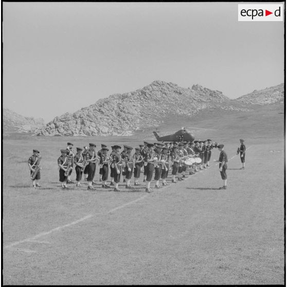 Boussouail (Kabylie). Réunion des commandants de différentes unités alpines. La musique pendant la cérémonie militaire.