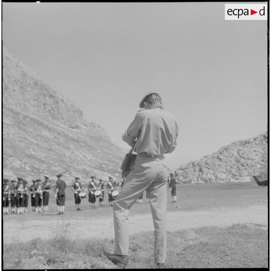 Boussouail (Kabylie). Réunion des commandants de différentes unités alpines. La musique pendant la cérémonie militaire.