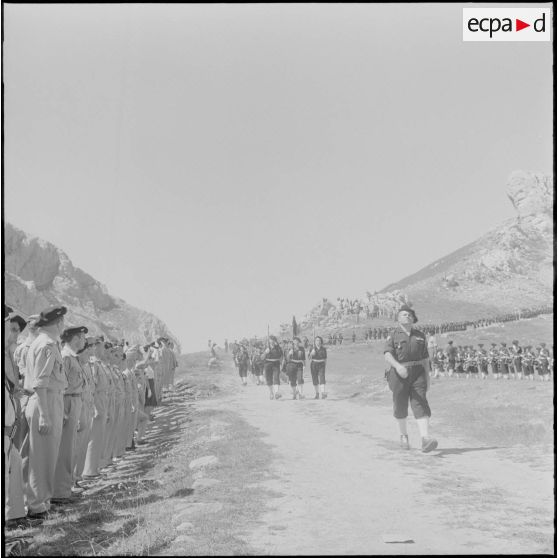 Boussouail (Kabylie). Réunion des commandants de différentes unités alpines. Le défilé pendant la cérémonie militaire.