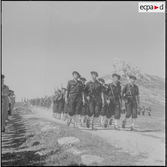 Boussouail (Kabylie). Réunion des commandants de différentes unités alpines. Le défilé pendant la cérémonie militaire.