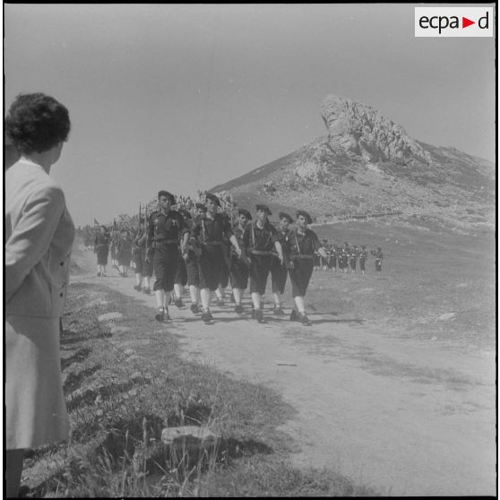 Boussouail (Kabylie). Réunion des commandants de différentes unités alpines. Le défilé pendant la cérémonie militaire.