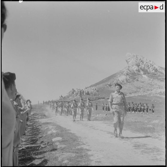 Boussouail (Kabylie). Réunion des commandants de différentes unités alpines. Le défilé pendant la cérémonie militaire.