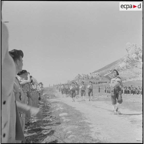 Boussouail (Kabylie). Réunion des commandants de différentes unités alpines. Le défilé pendant la cérémonie militaire.