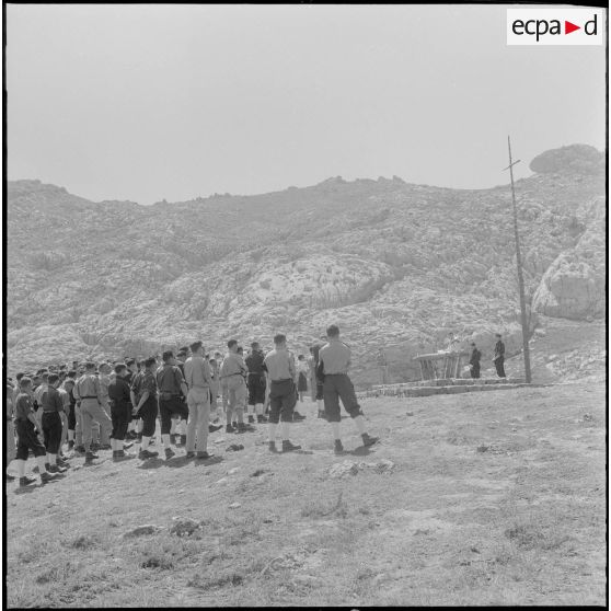 Boussouail (Kabylie). Réunion des commandants de différentes unités alpines. Office religieux.
