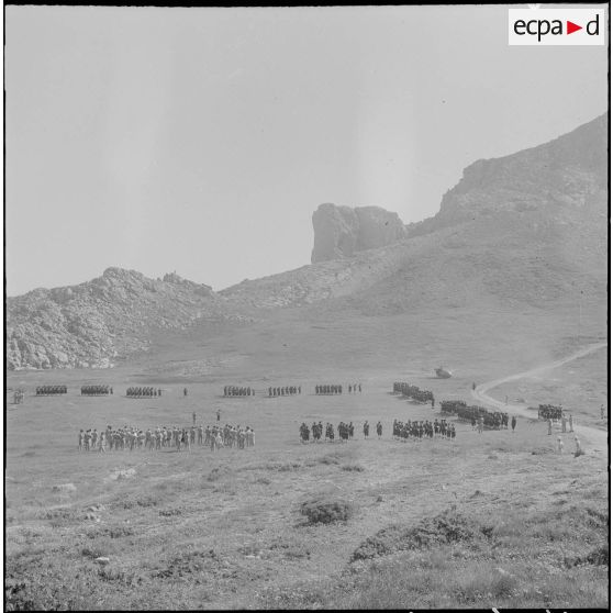 Boussouail (Kabylie). Réunion des commandants de différentes unités alpines. Cérémonie militaire.