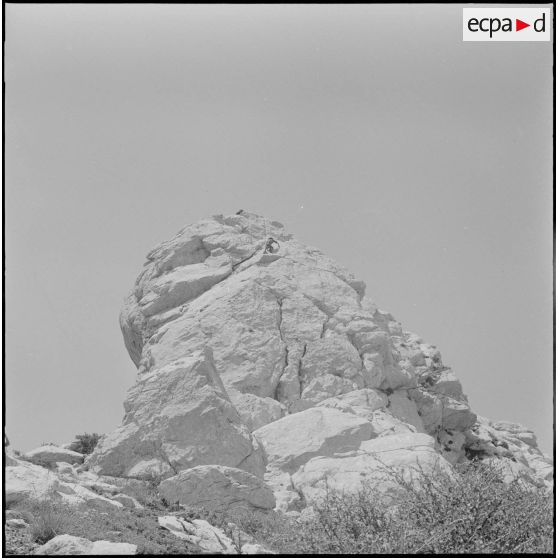 Boussouail (Kabylie). Réunion des commandants de différentes unités alpines. Démonstration d'alpinisme.