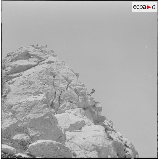 Boussouail (Kabylie). Réunion des commandants de différentes unités alpines. Démonstration d'alpinisme.