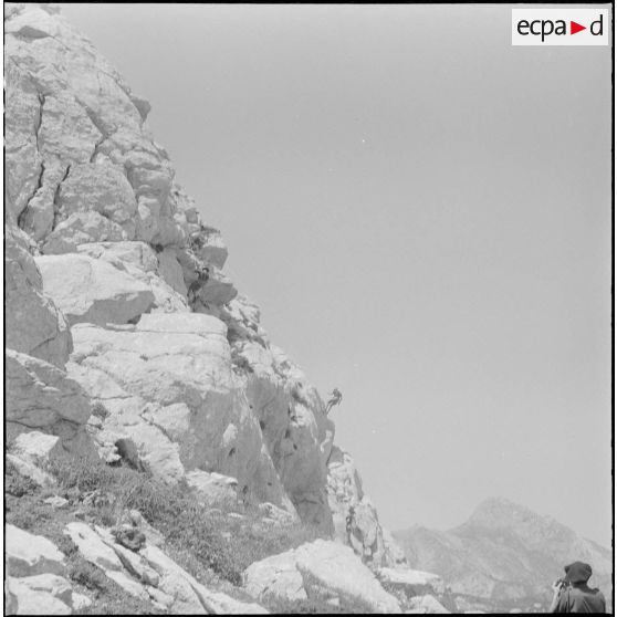Boussouail (Kabylie). Réunion des commandants de différentes unités alpines. Démonstration d'alpinisme.