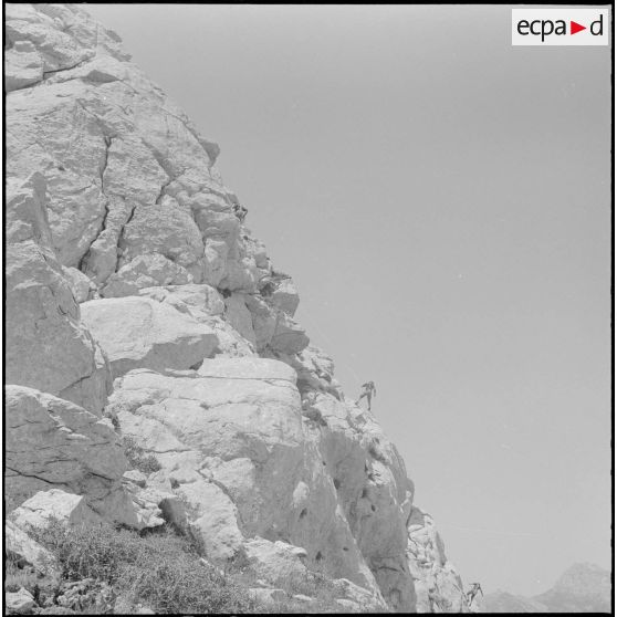 Boussouail (Kabylie). Réunion des commandants de différentes unités alpines. Démonstration d'alpinisme.